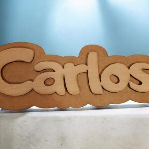 Nombre de madera en relieve.