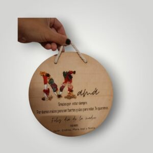 Placa "Mamá" con inicial en flores preservadas
